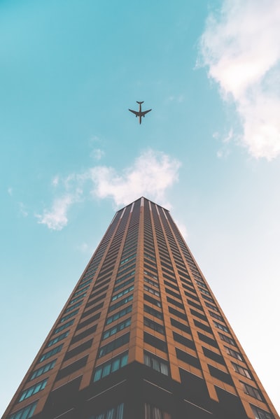 飞机在高层建筑上方飞行的俯视图